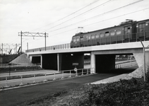 169139 Gezicht op het spoorviaduct in de spoorlijn Haarlem-Uitgeest over de Westelijke Randweg te Overveen.